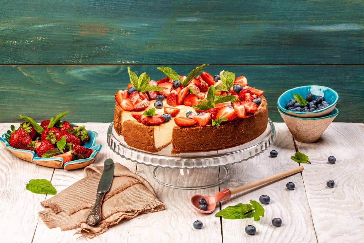 디저트를위한 신선한 딸기와 함께 맛있는 치즈 케이크. 건강한 유기농 여름 베리 디저트 치즈 케이크,치즈 케이크를 해동하는 시간
