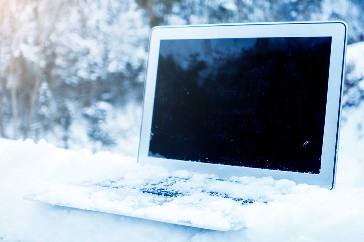 Laptop outside on snowy weather, Will A Laptop Freeze In Cold Weather?