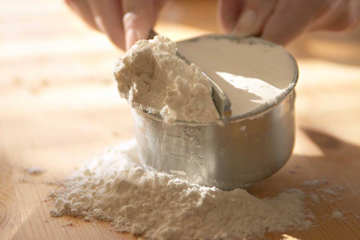 Measuring flour in kitchen table